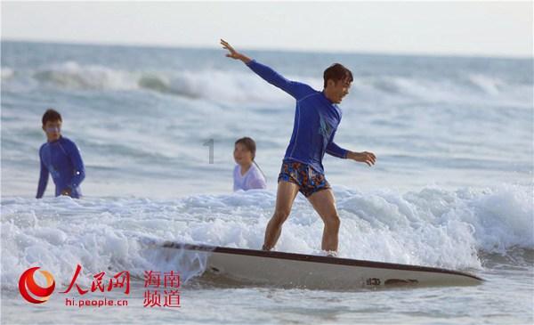 美媒：为何在道路上撒盐可以更安全